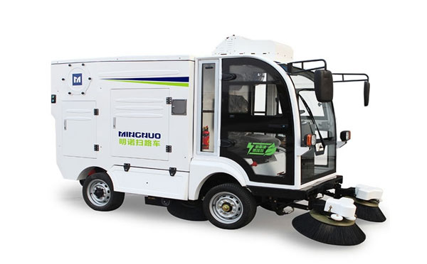 秦安四轮扫路车MN-S1800配备240L标准垃圾桶